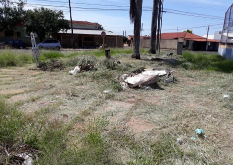 Praça da Igreja Santa Terezinha recebe limpeza