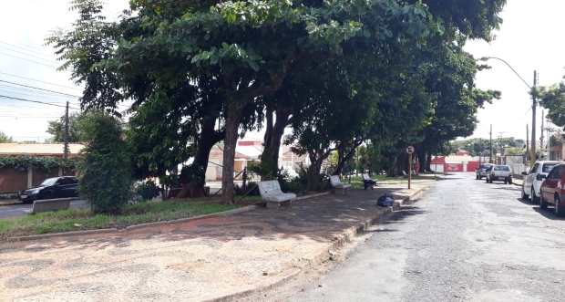 Após conversa com moradores, vereador pede providências com relação às necessidades da Praça Popular I