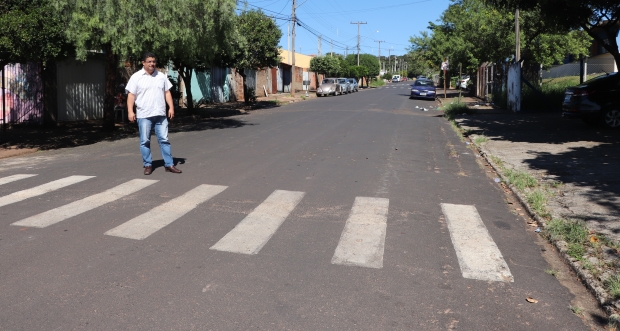 Moradores pedem lombada em via no Hortênsias