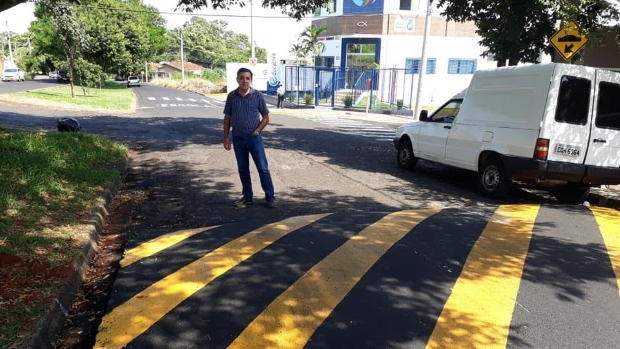 Lucas Grecco confere lombada e reforço de sinalização em área escolar