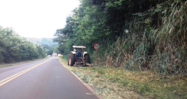 Acostamento da ‘Estrada dos Machados’ recebe capinação