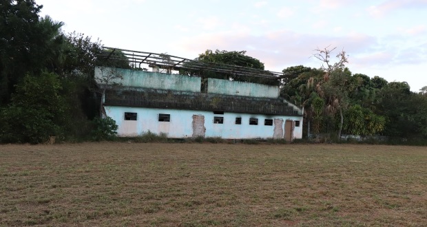 Moradores pedem atenção para campo abandonado