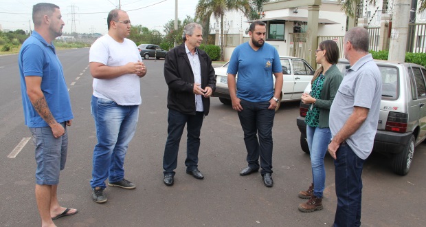 Falta de limpeza em canteiro central causa transtornos a moradores
