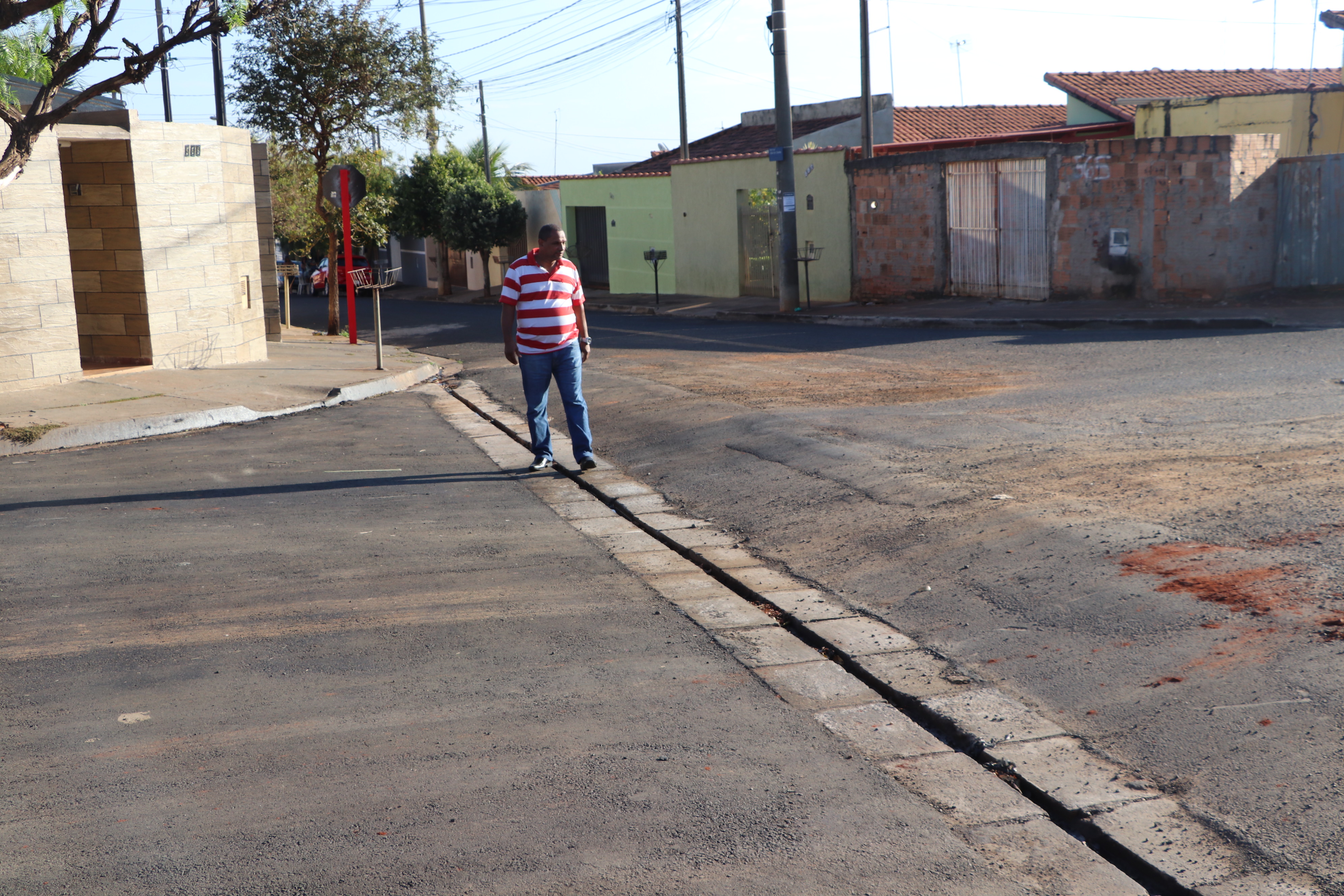 Instalação de canaletas melhora mobilidade no Altos de Pinheiros II