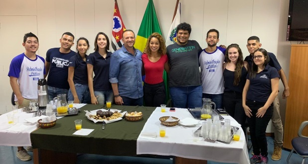 Encontro entre universitários e prefeito marca Dia do Administrador Público