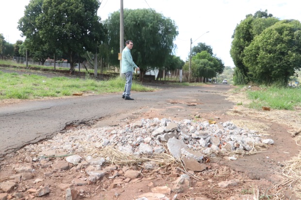 Via no Jardim Santa Lúcia está tomada por crateras