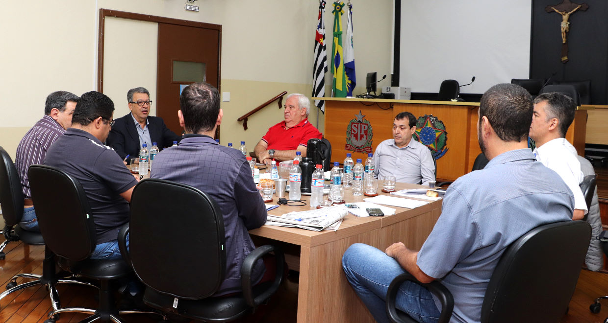 Vereadores analisam contratação de serviço de transporte e outros projetos