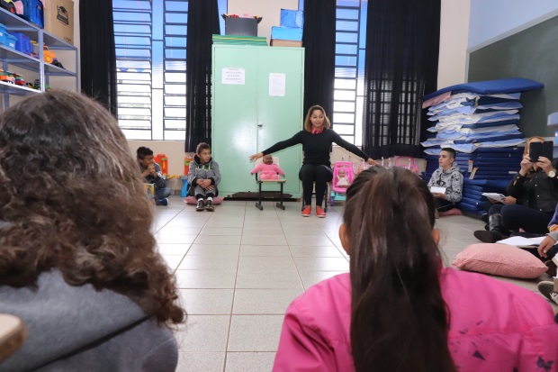 Vereadora participa de roda de conversa no CEC Aléscio
