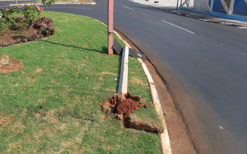 2019917_ABRE Falta de cuidado de caminhoes causa estragos em rotatoria da Expressa
